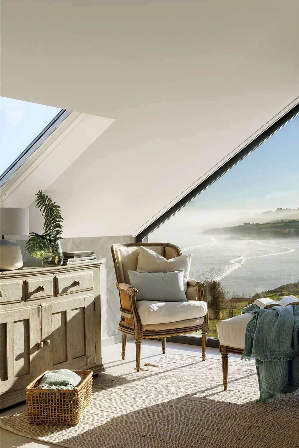 Białe wnętrza z niebieskimi akcentami i niesamowitymi widokami na morze w Hiszpanii - Gallery image 7