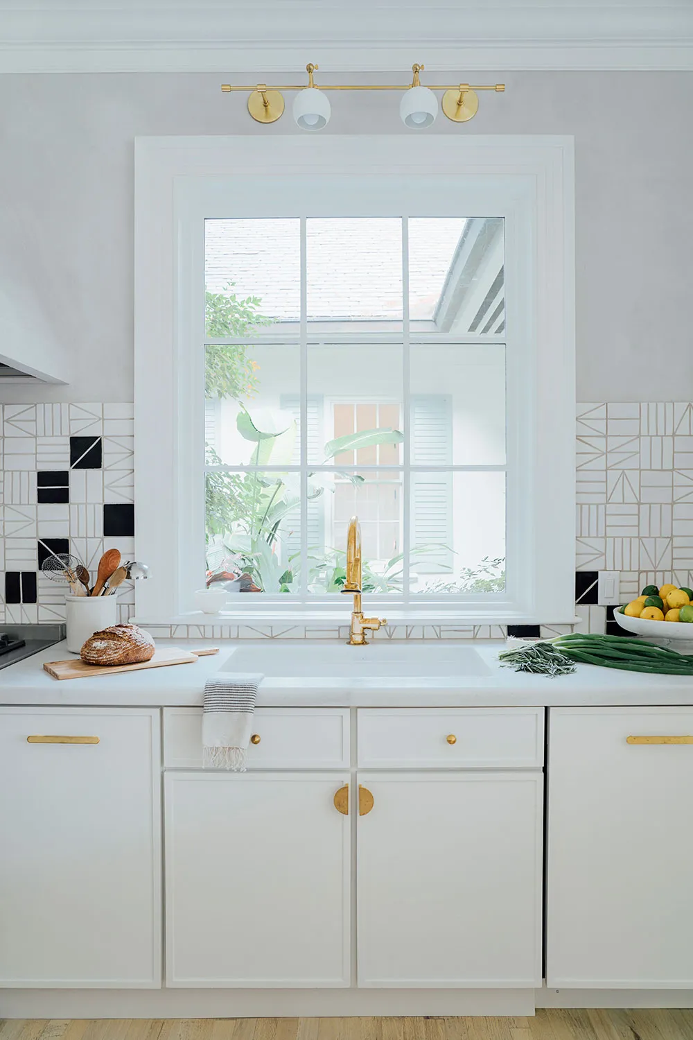 Sala de estar aireada y dormitorios con papel pintado: casa bonita al lado del lago en Florida - Gallery image 6