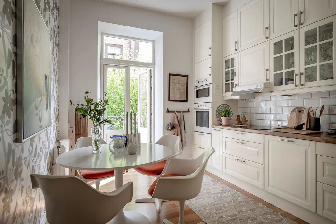 Lebhaftes skandinavisches Apartment mit einem Überfluss an moderner Kunst - Gallery image 20