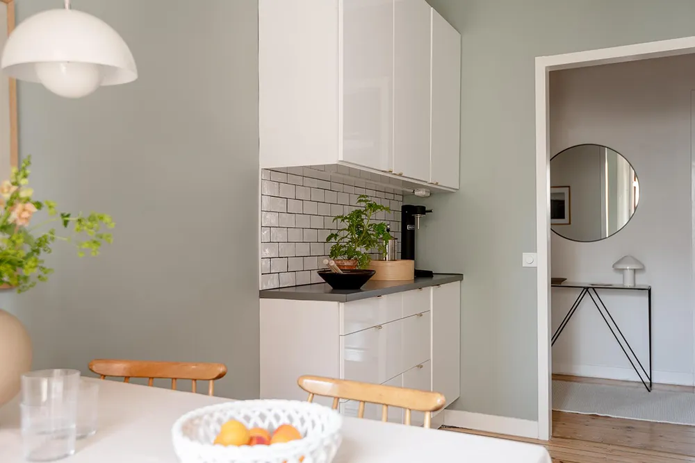 Murs bleus et meubles blancs : appartement à Göteborg (76 m²) - Gallery image 26