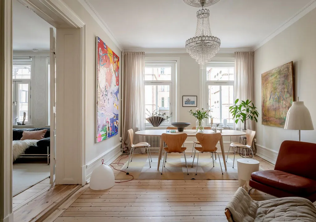 Lebhaftes skandinavisches Apartment mit einem Überfluss an moderner Kunst - Gallery image 4