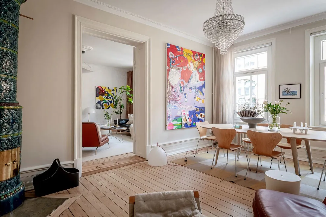 Lebhaftes skandinavisches Apartment mit einem Überfluss an moderner Kunst - Gallery image 5