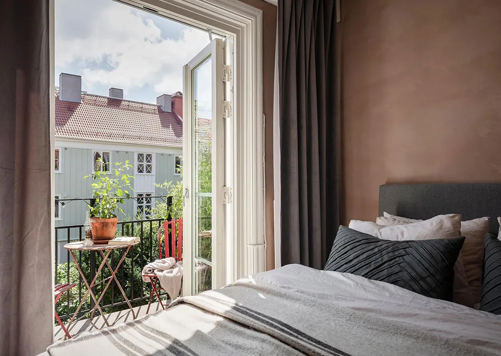 Living Room with Red Sofa and Spacious Loft: Apartment in Gothenburg - Gallery image 34