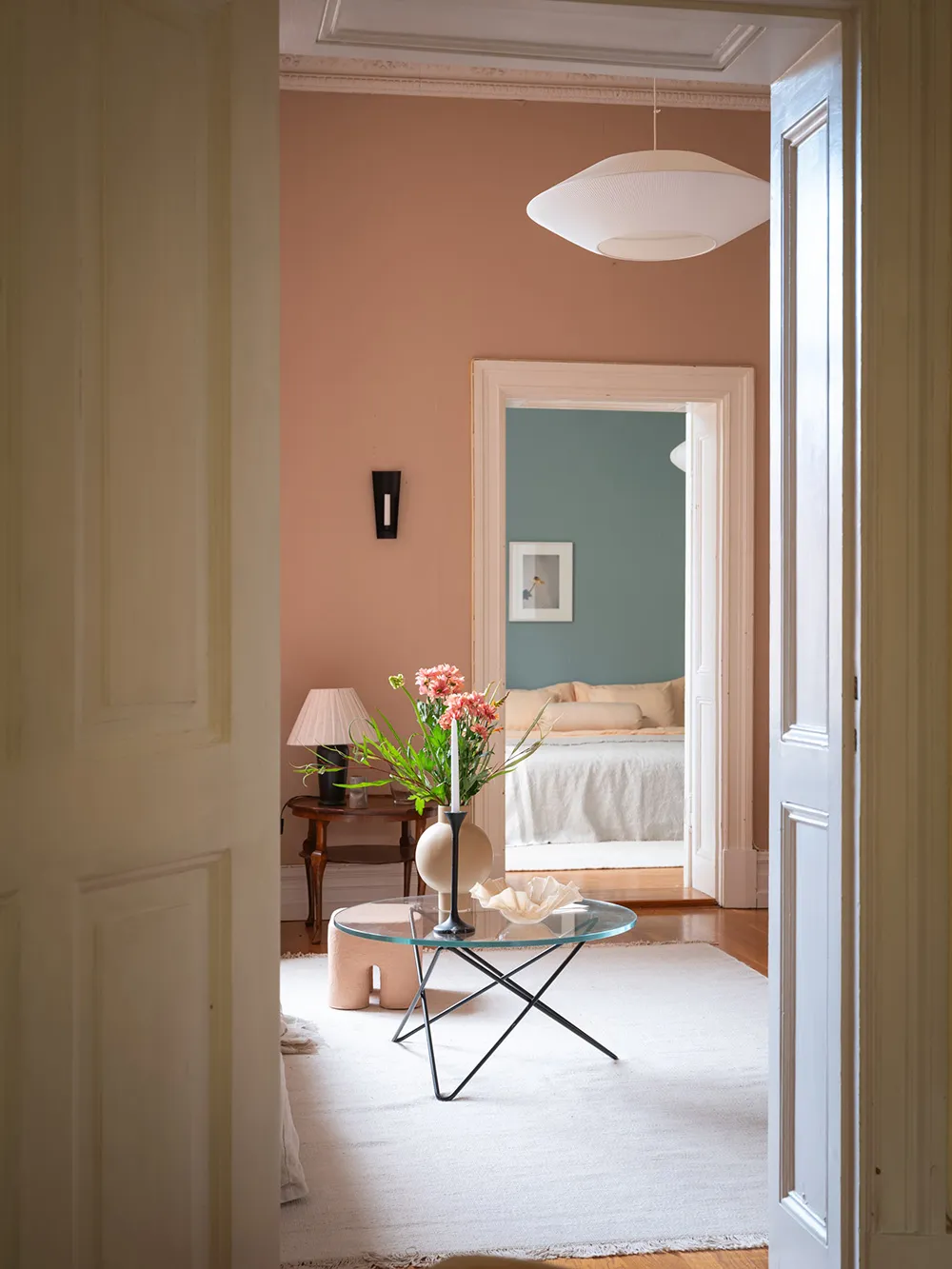 Rose et autres teintes douces dans la conception d'un appartement suédois (89 m²) - Gallery image 1