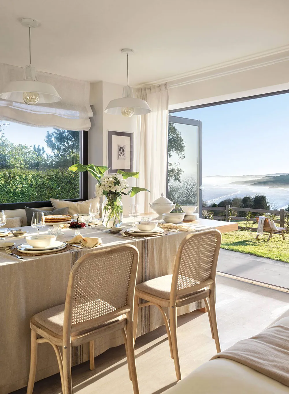 Białe wnętrza z niebieskimi akcentami i niesamowitymi widokami na morze w Hiszpanii - Gallery image 1