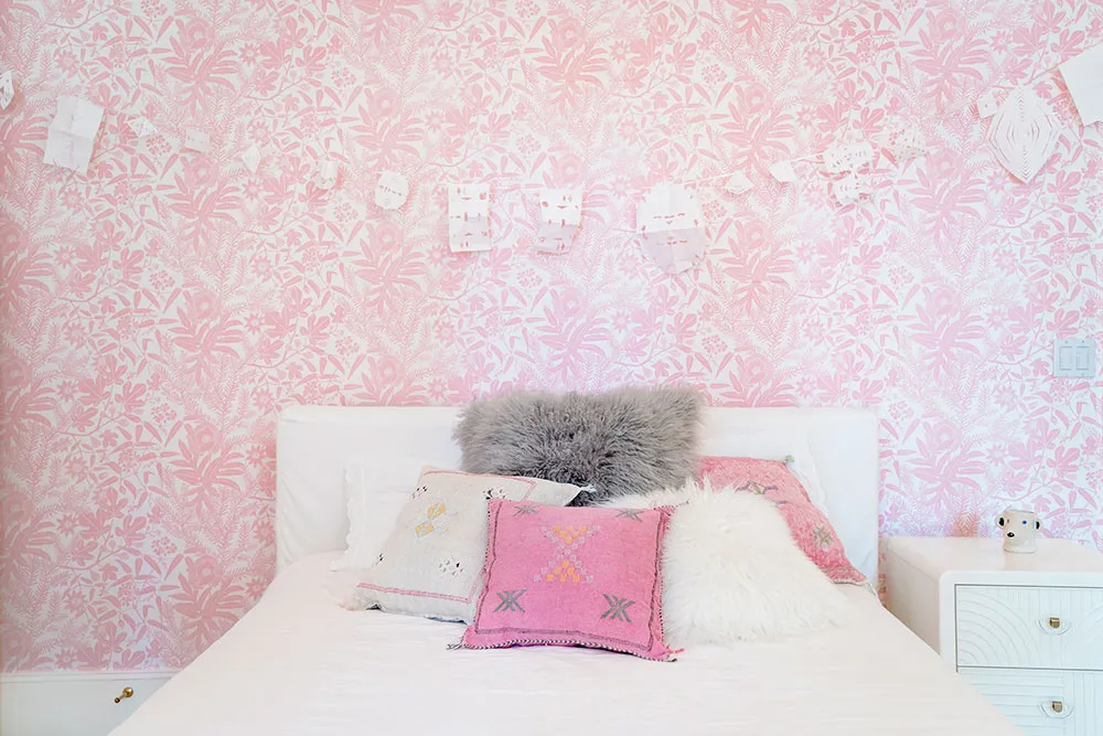 Sala de estar aireada y dormitorios con papel pintado: casa bonita al lado del lago en Florida - Gallery image 17