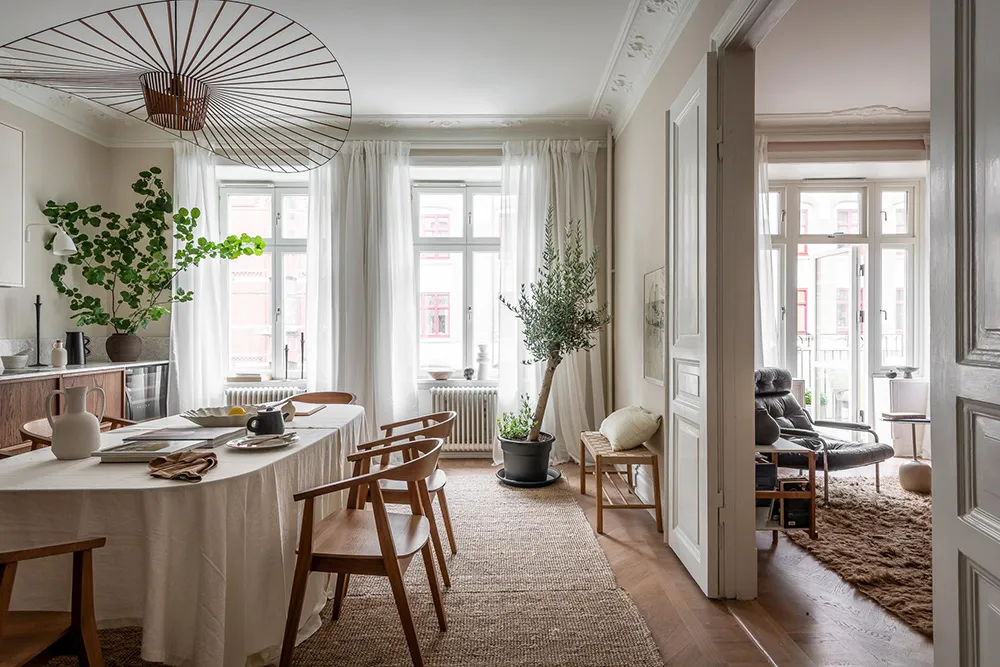 Stylische moderne Interieurs einer schwedischen Wohnung in einem alten Haus - Gallery image 11
