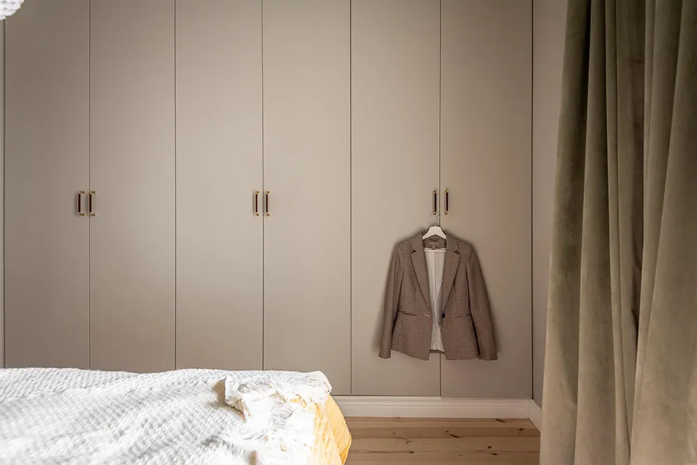 Stylische moderne Interieurs einer schwedischen Wohnung in einem alten Haus - Gallery image 26