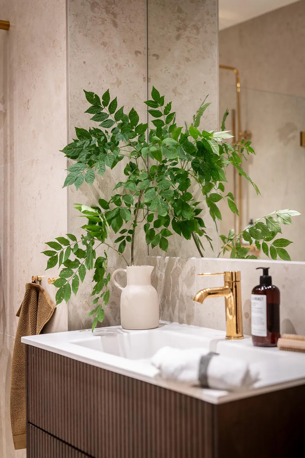 Stylische moderne Interieurs einer schwedischen Wohnung in einem alten Haus - Gallery image 36