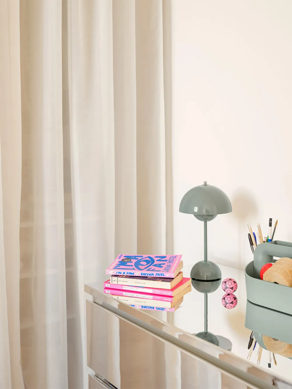 Светлый индустриальный интерьер в Генуе с растениями и яркими вставками - Gallery image 12