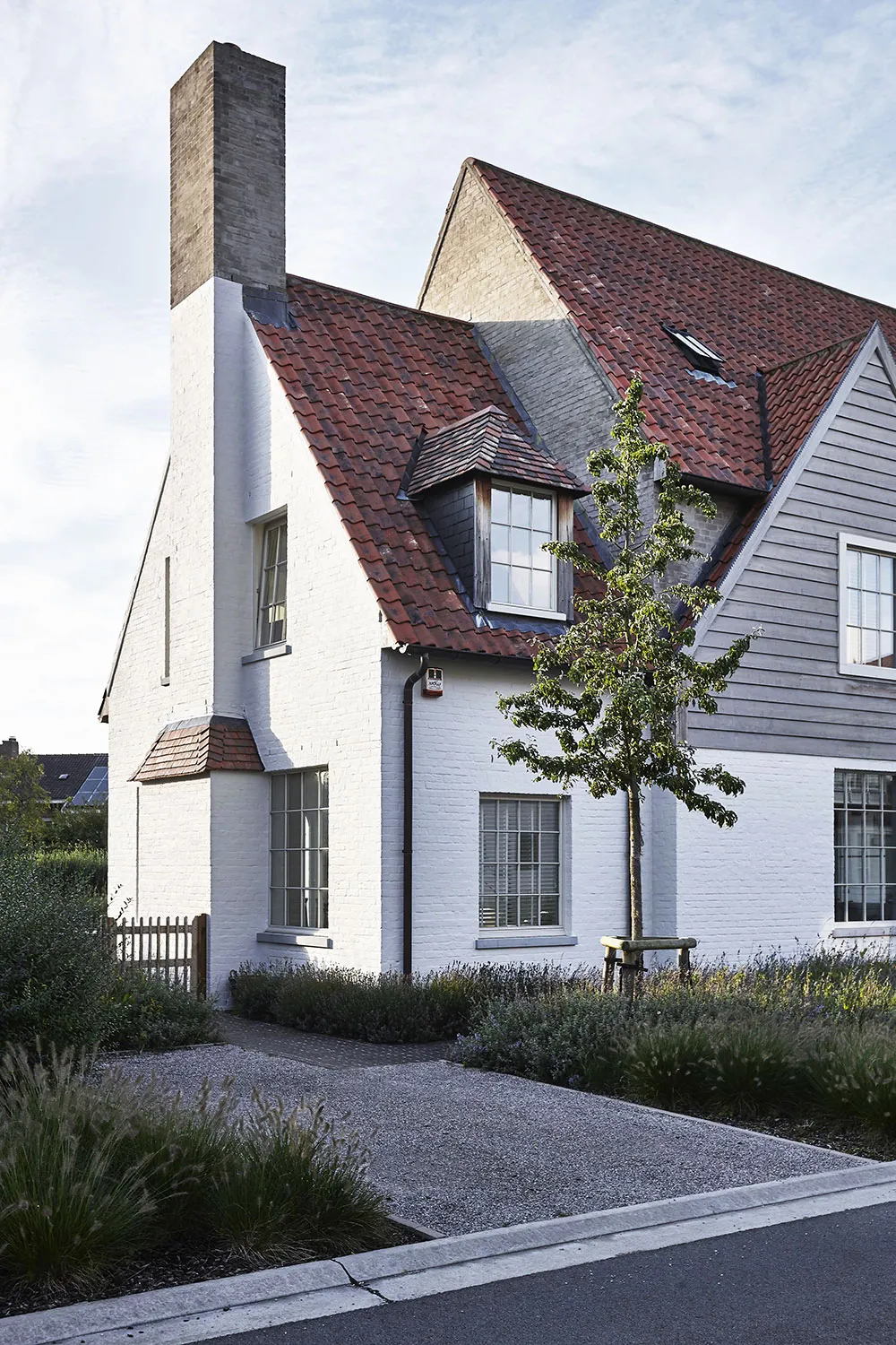 Charmant extérieur, intérieur moderne et lumineux : une maison remarquable en Belgique - Gallery image 1