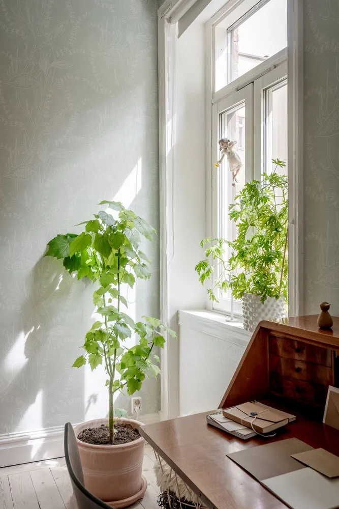 Lebhaftes skandinavisches Apartment mit einem Überfluss an moderner Kunst - Gallery image 17