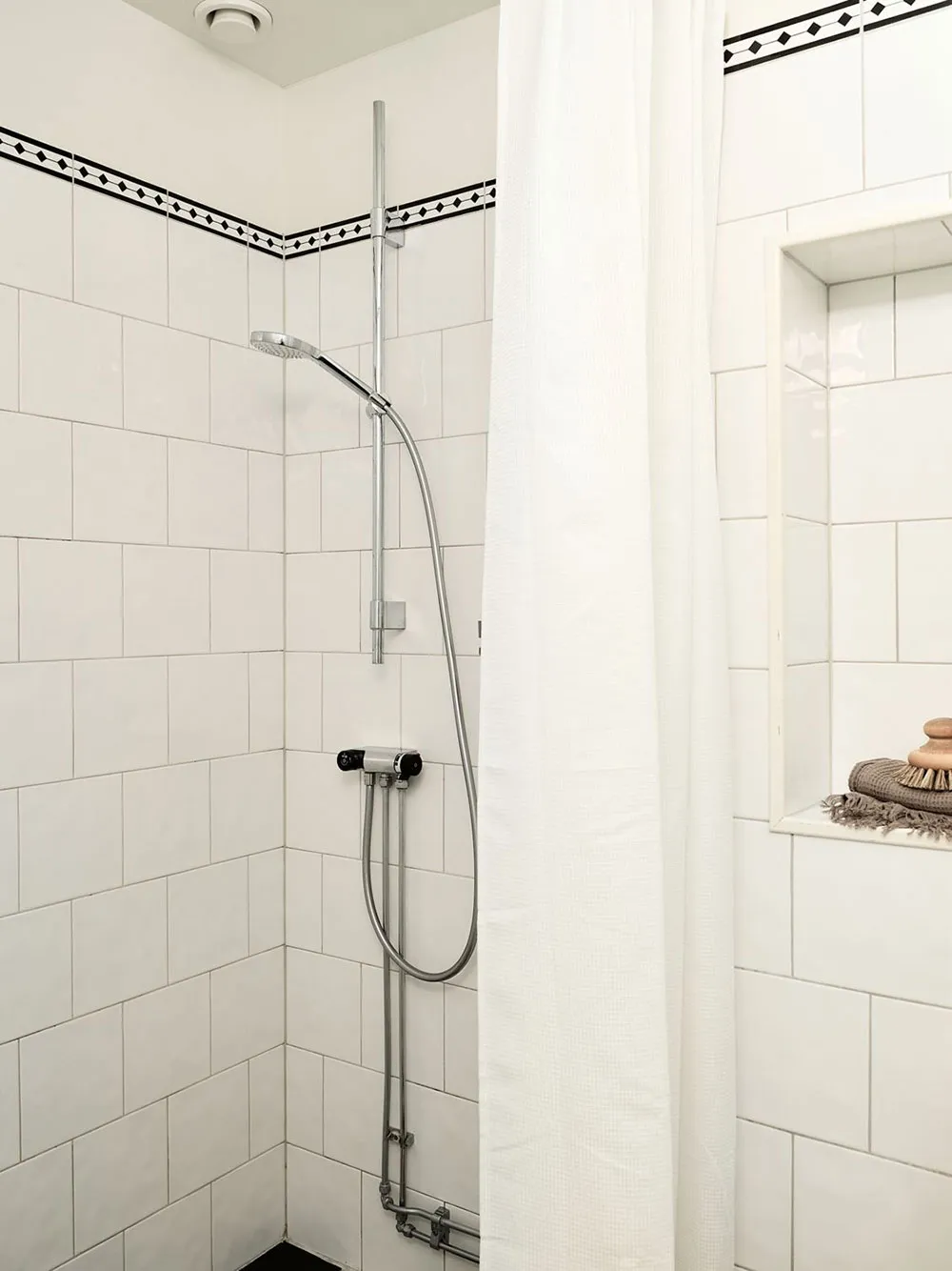 Fenêtre de mansarde luxueuse dans le design d'une appartement à deux étages à Gotenburg (83 m²) - Gallery image 21