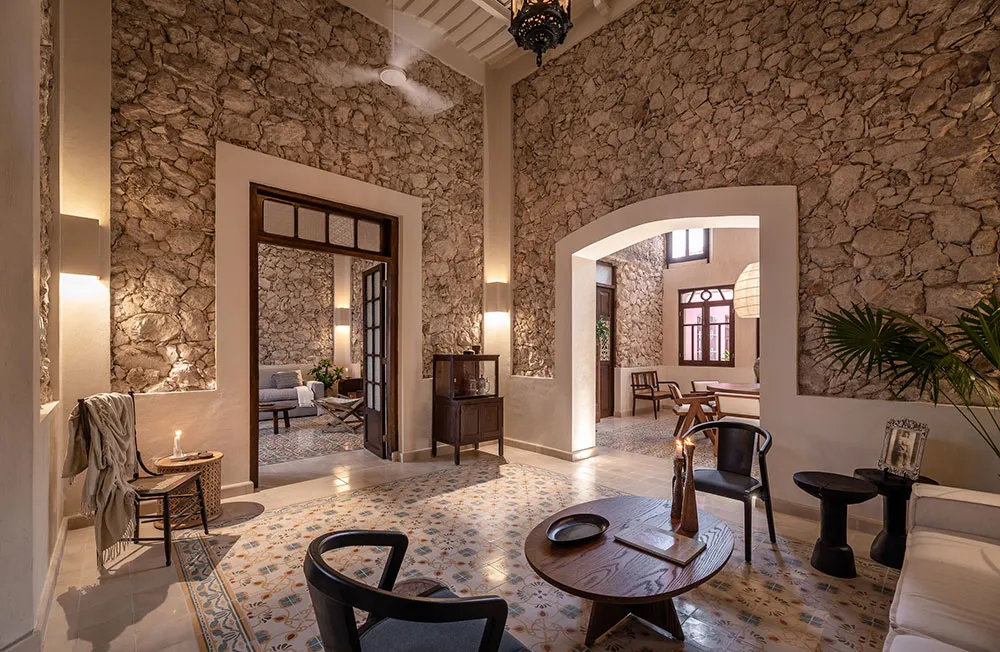 Różowy fasad i tradycyjne wnętrza z kamienia: villa w Meksyku - Gallery image 8