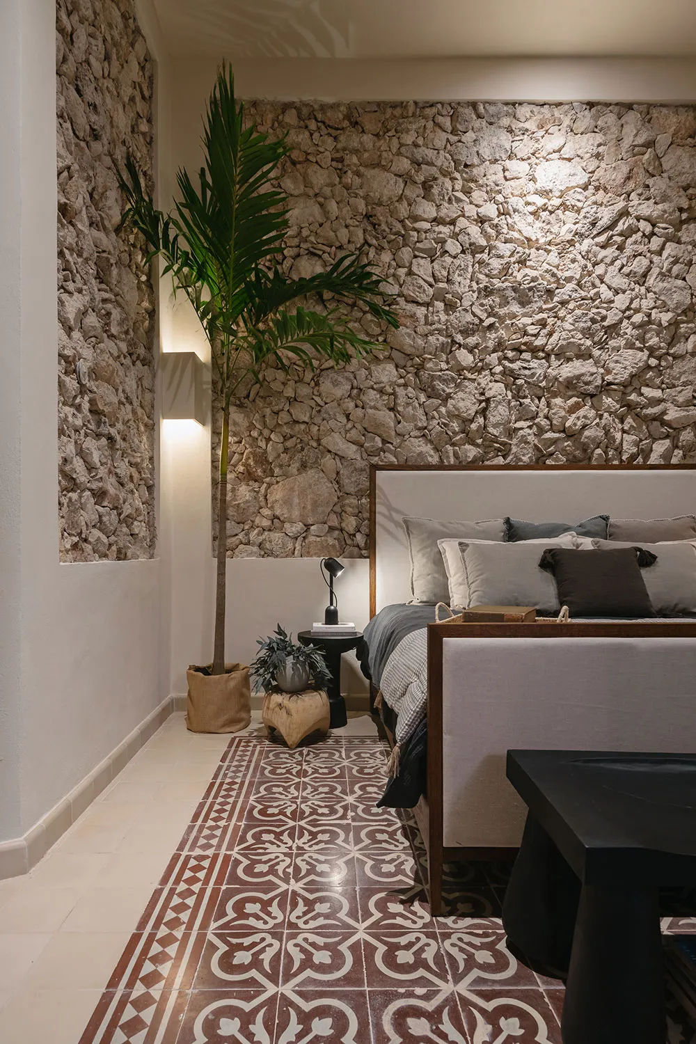 Różowy fasad i tradycyjne wnętrza z kamienia: villa w Meksyku - Gallery image 15