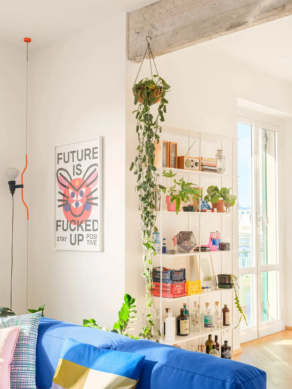 Светлый индустриальный интерьер в Генуе с растениями и яркими вставками - Gallery image 5