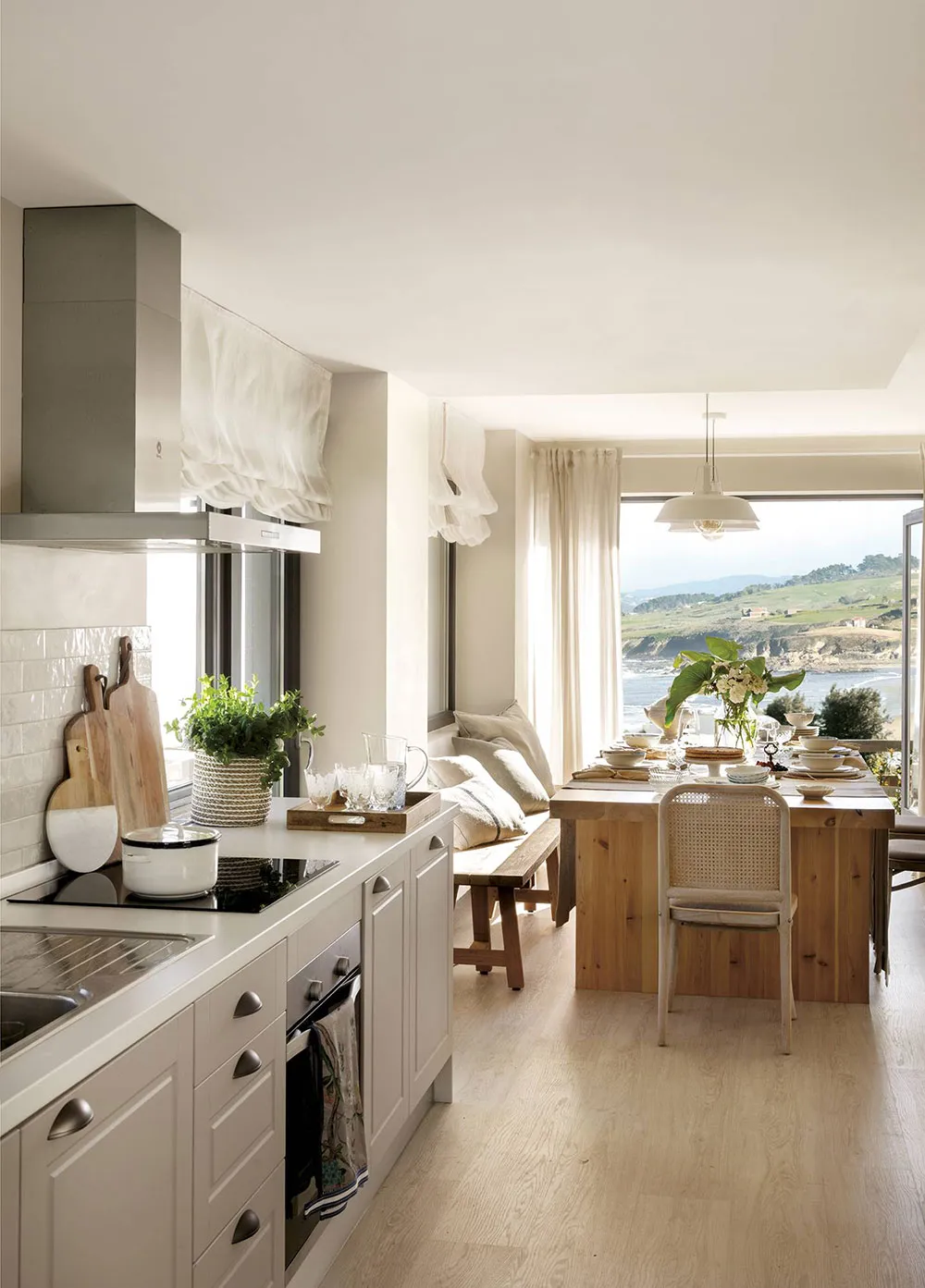 Białe wnętrza z niebieskimi akcentami i niesamowitymi widokami na morze w Hiszpanii - Gallery image 5