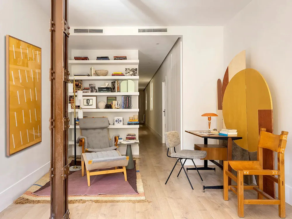 Interior luminoso y acogedor en Madrid, donde lo moderno se combina hermosamente con lo antiguo - Gallery image 3