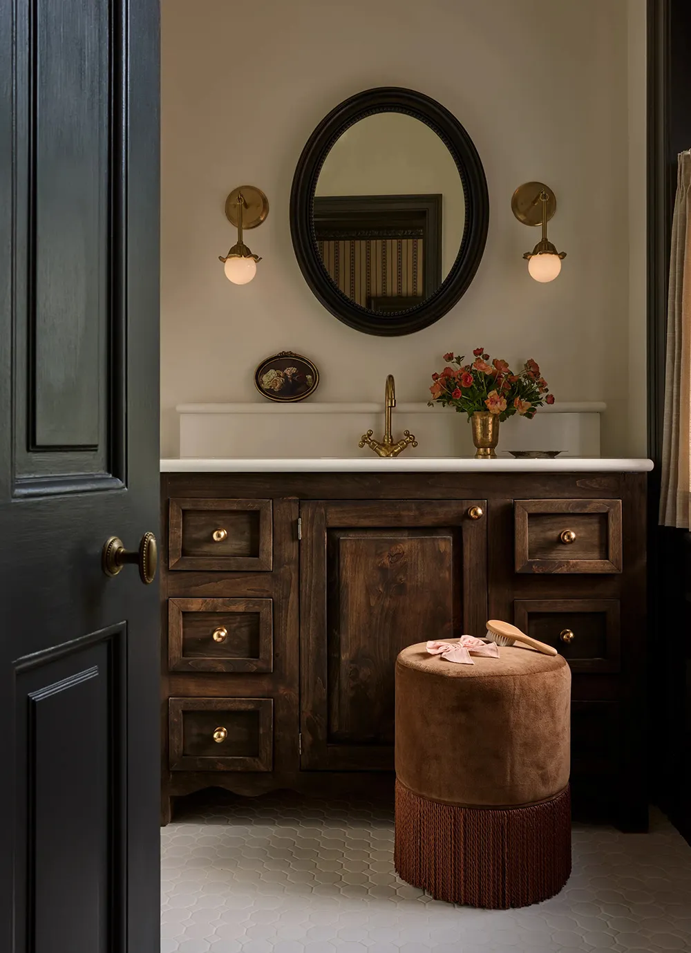 Atmosferycznie i stylowo: czasowy design od studia Haldon House - Gallery image 24