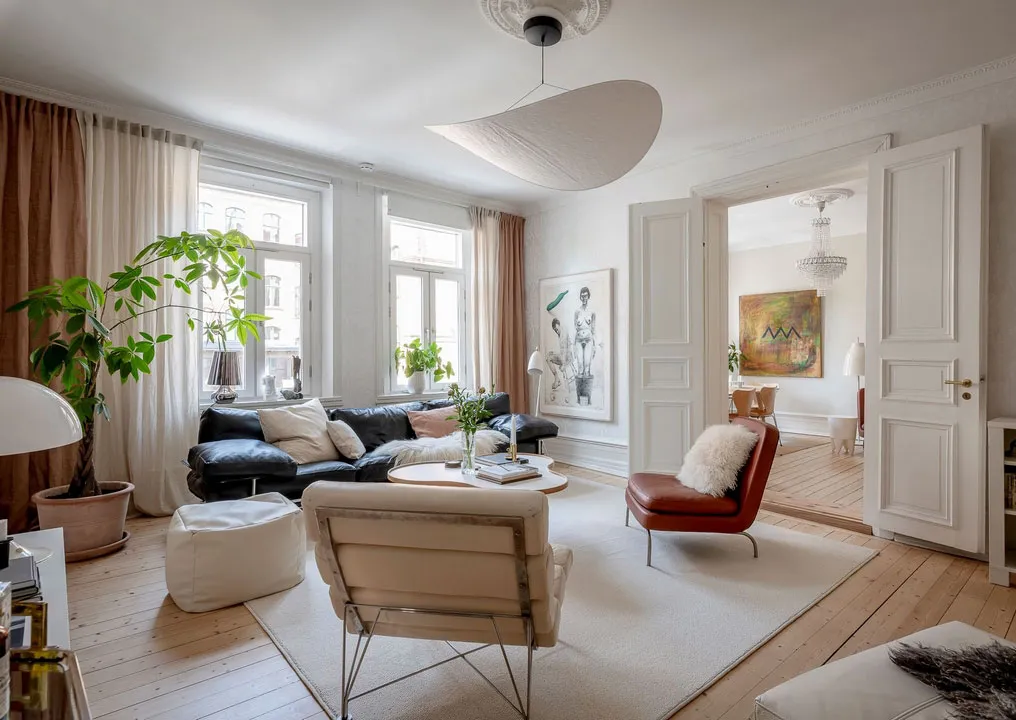 Lebhaftes skandinavisches Apartment mit einem Überfluss an moderner Kunst - Gallery image 10