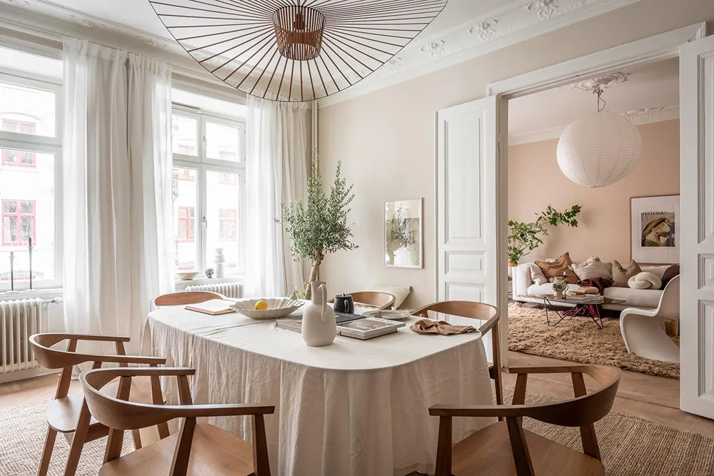Stylische moderne Interieurs einer schwedischen Wohnung in einem alten Haus - Gallery image 12