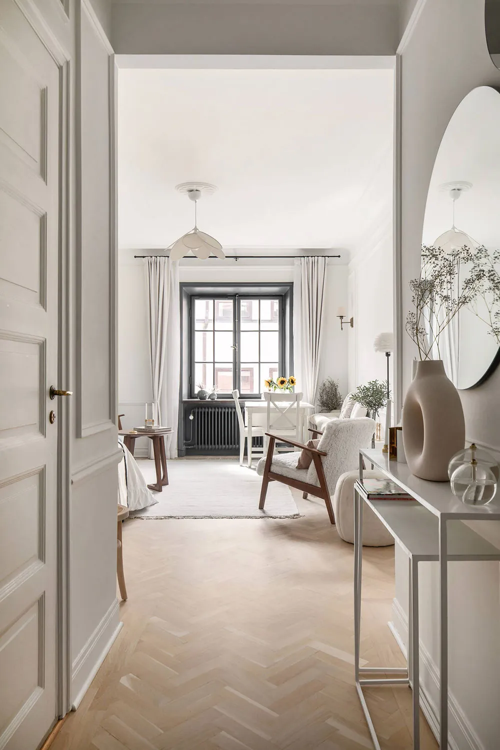 Маленькая, но приятная студия с нежным декором и ретро нотками (30 кв. м) - Gallery image 1