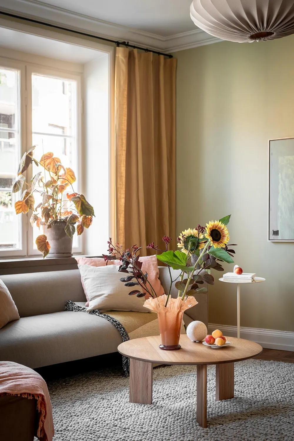 Couleurs d'automne dans le design d'un appartement scandinave (69 m²) - Gallery image 1