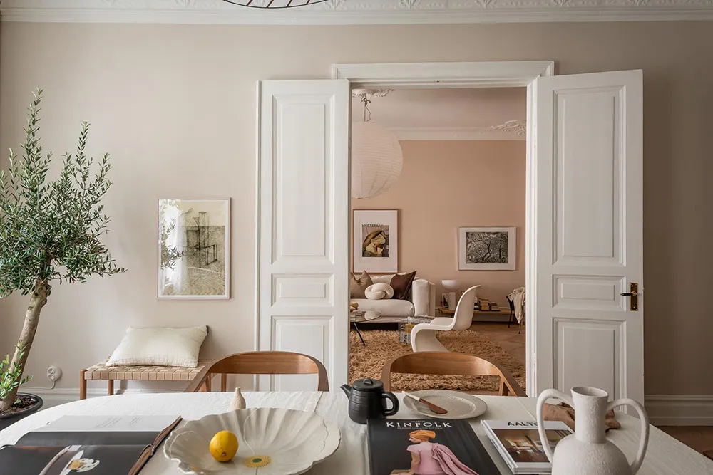 Stylische moderne Interieurs einer schwedischen Wohnung in einem alten Haus - Gallery image 14