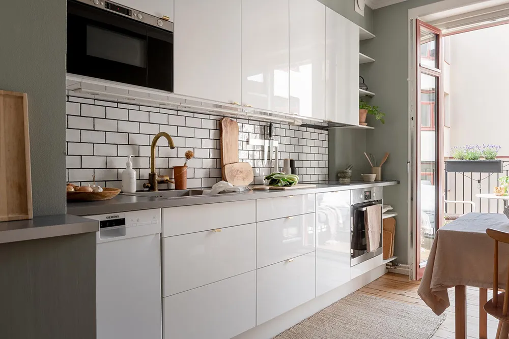 Murs bleus et meubles blancs : appartement à Göteborg (76 m²) - Gallery image 24