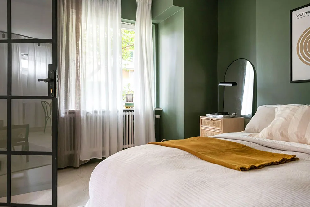 Cloisonnement en verre et chambre verte : appartement en Suède (56 m²) - Gallery image 1