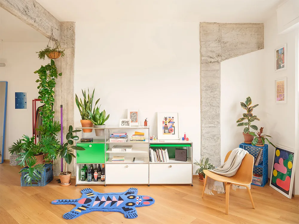 Светлый индустриальный интерьер в Генуе с растениями и яркими вставками - Gallery image 8