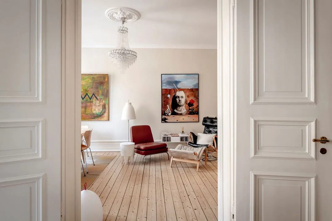 Lebhaftes skandinavisches Apartment mit einem Überfluss an moderner Kunst - Gallery image 3