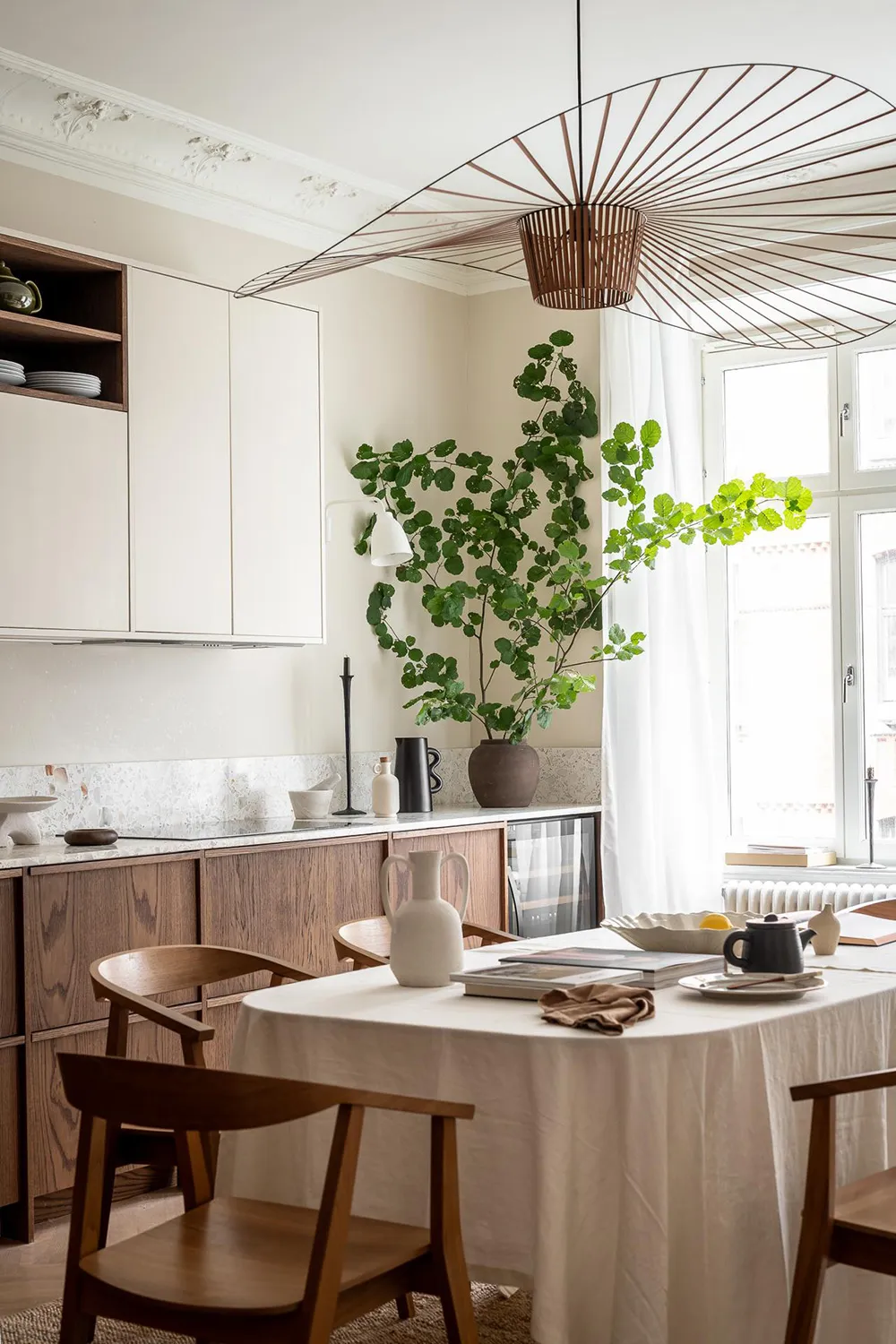 Stylische moderne Interieurs einer schwedischen Wohnung in einem alten Haus - Gallery image 13