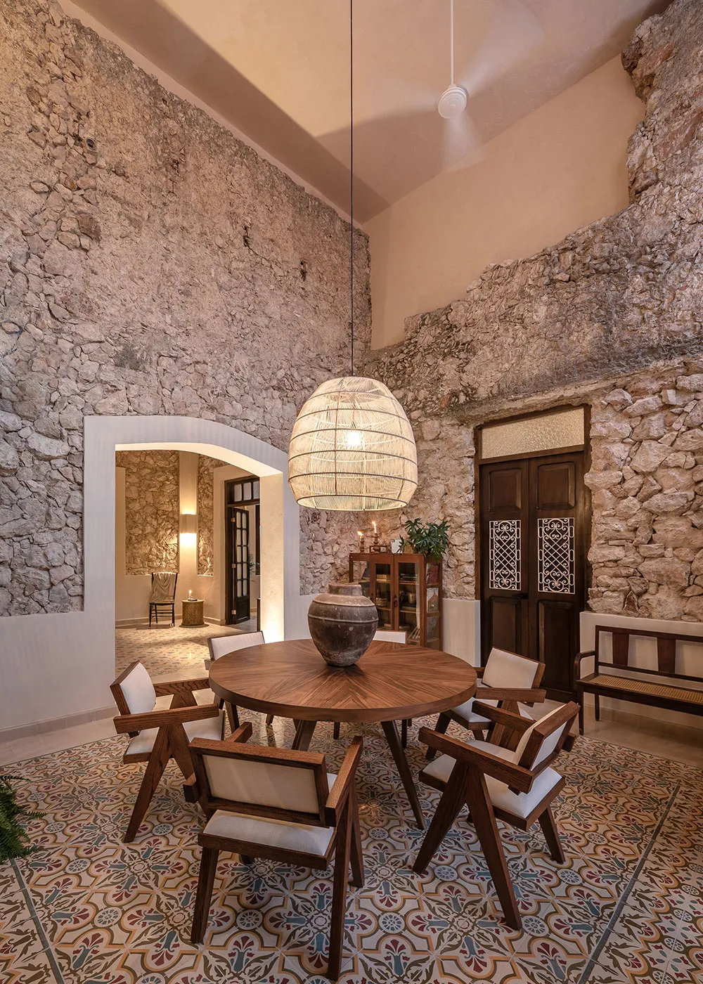 Różowy fasad i tradycyjne wnętrza z kamienia: villa w Meksyku - Gallery image 20