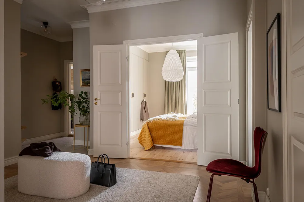 Stylische moderne Interieurs einer schwedischen Wohnung in einem alten Haus - Gallery image 38