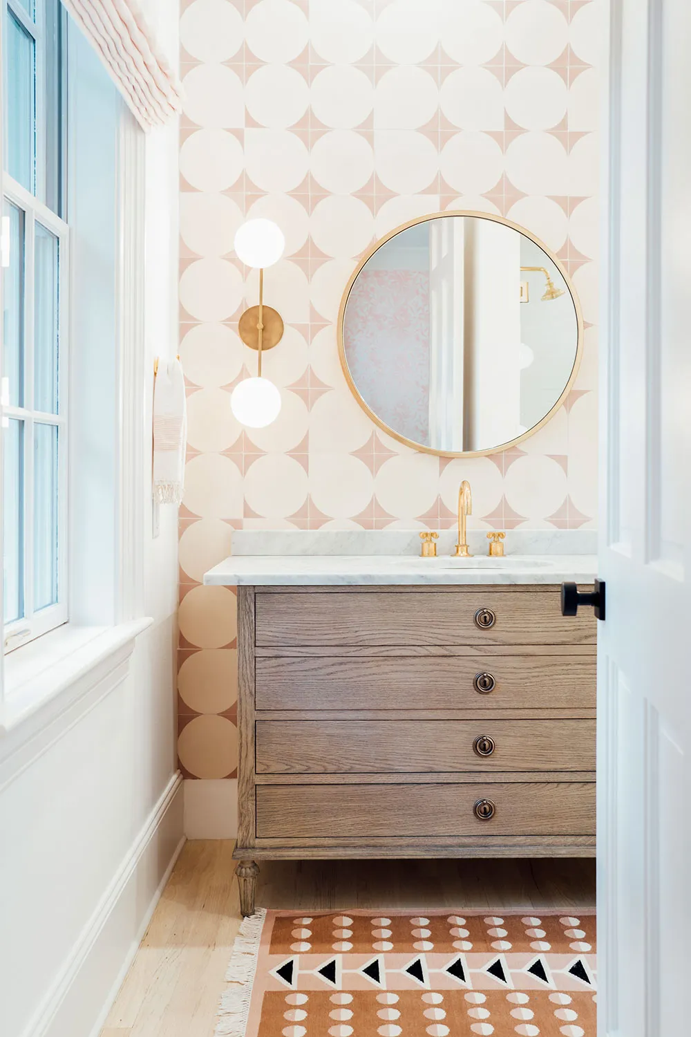 Sala de estar aireada y dormitorios con papel pintado: casa bonita al lado del lago en Florida - Gallery image 14