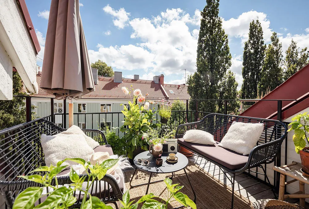 Living Room with Red Sofa and Spacious Loft: Apartment in Gothenburg - Gallery image 11