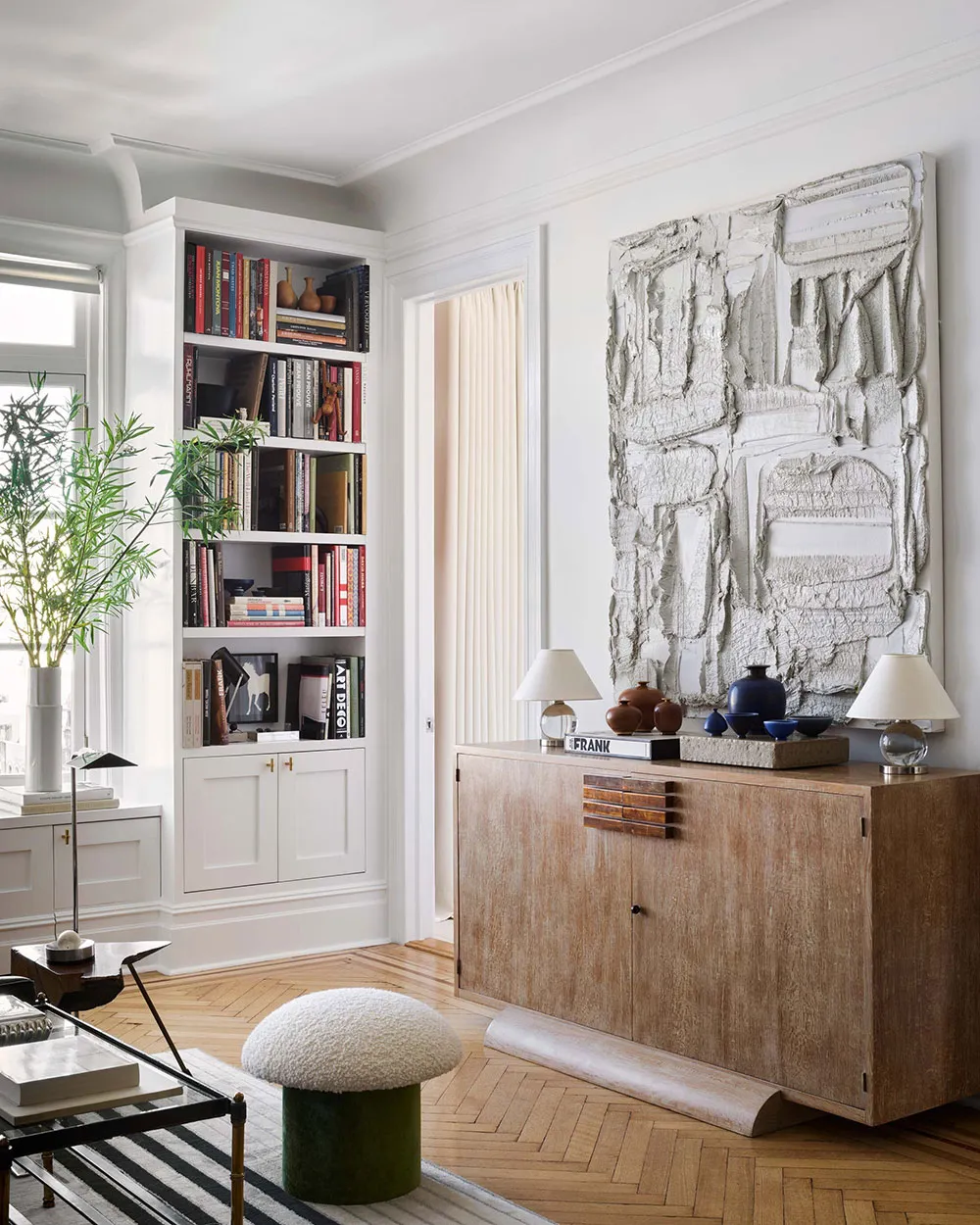 Книги, искусство и атмосфера старой Европы: апартаменты дизайнера в Нью-Йорке - Gallery image 1