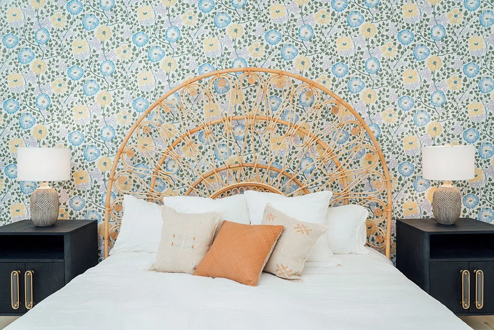 Sala de estar aireada y dormitorios con papel pintado: casa bonita al lado del lago en Florida - Gallery image 13