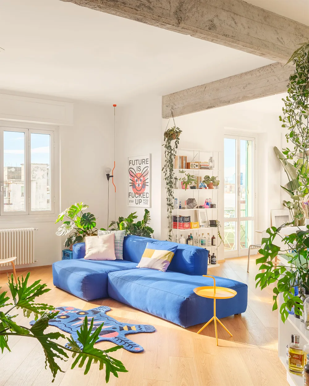 Светлый индустриальный интерьер в Генуе с растениями и яркими вставками - Gallery image 1