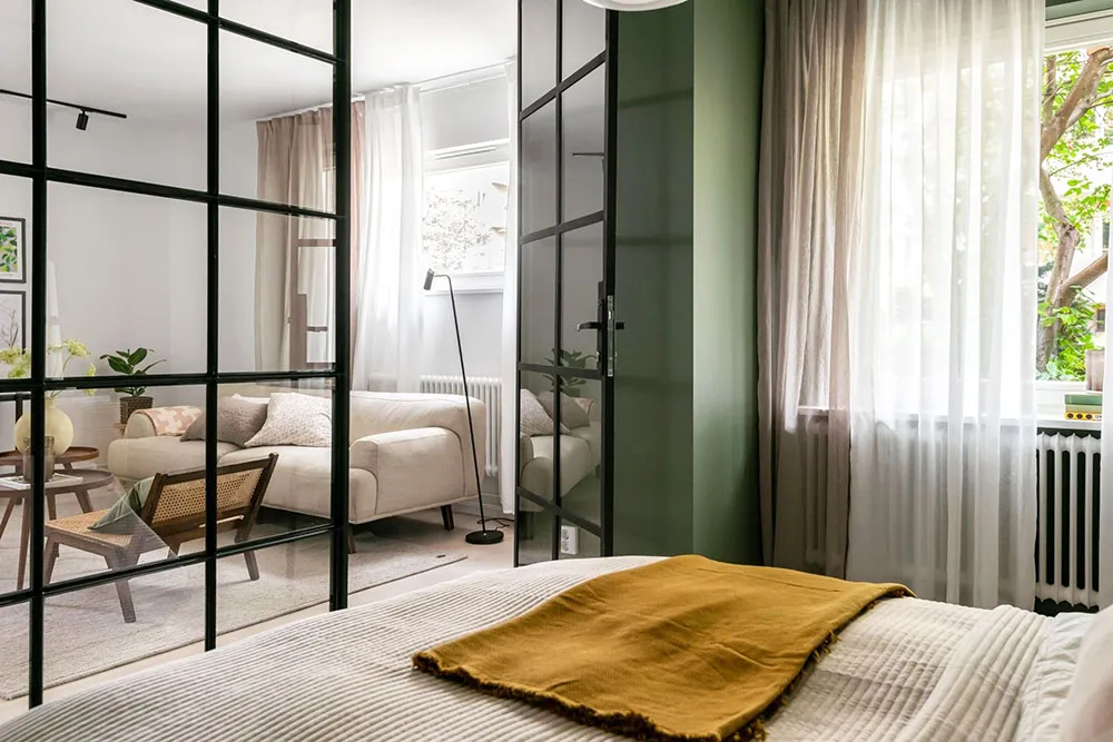 Cloisonnement en verre et chambre verte : appartement en Suède (56 m²) - Gallery image 2