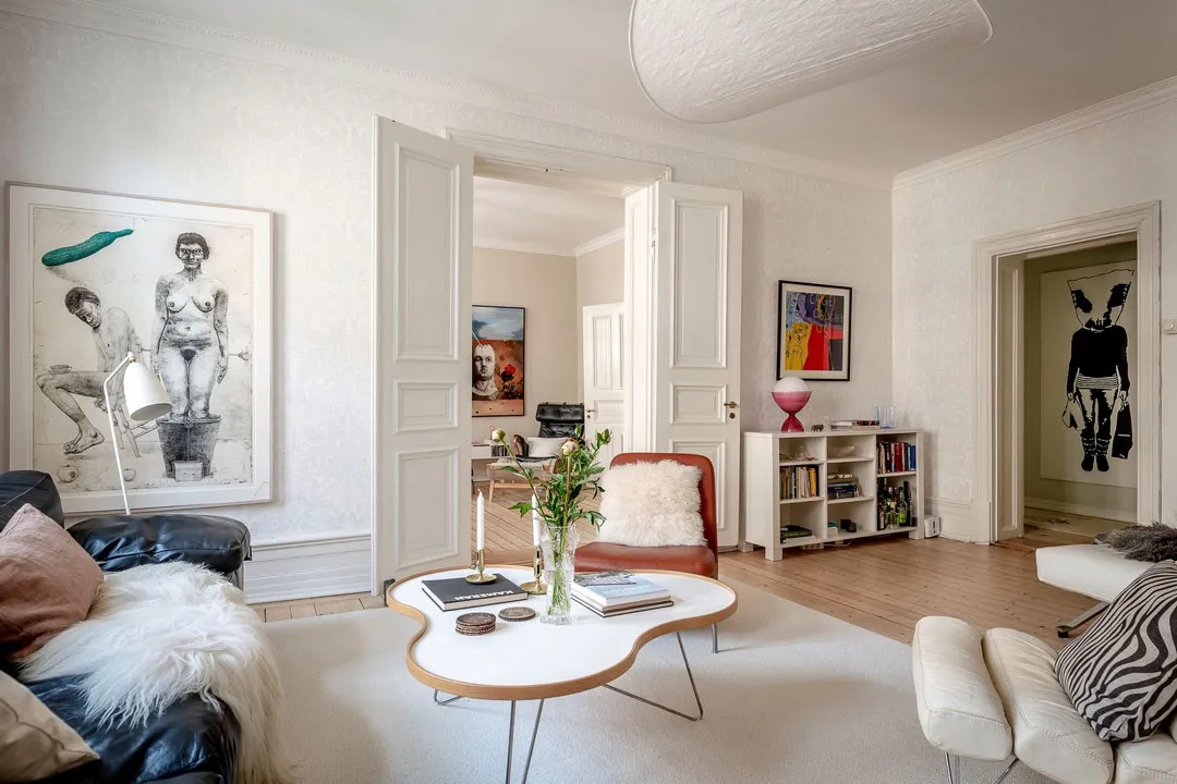 Lebhaftes skandinavisches Apartment mit einem Überfluss an moderner Kunst - Gallery image 14