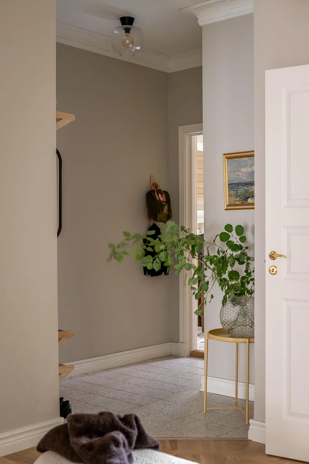 Stylische moderne Interieurs einer schwedischen Wohnung in einem alten Haus - Gallery image 41