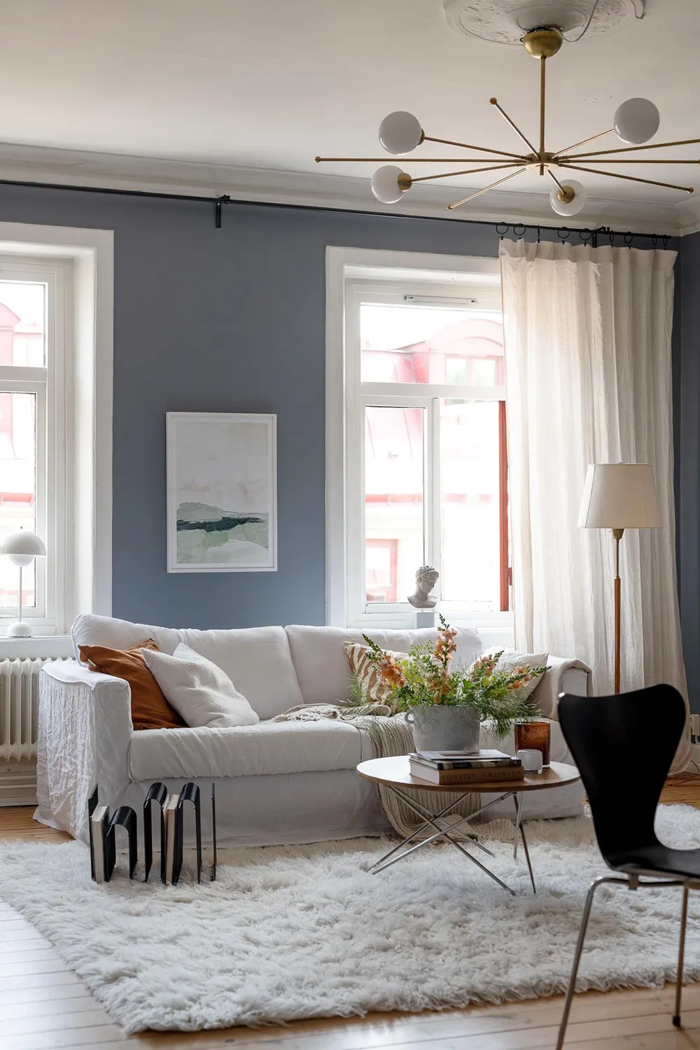 Murs bleus et meubles blancs : appartement à Göteborg (76 m²) - Gallery image 15