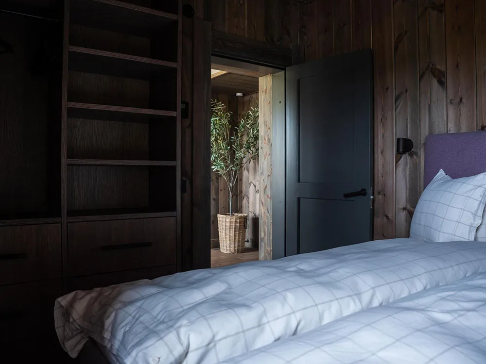 Hölzerner Holzhütte in Schweden mit stylischen Interiern - Gallery image 10