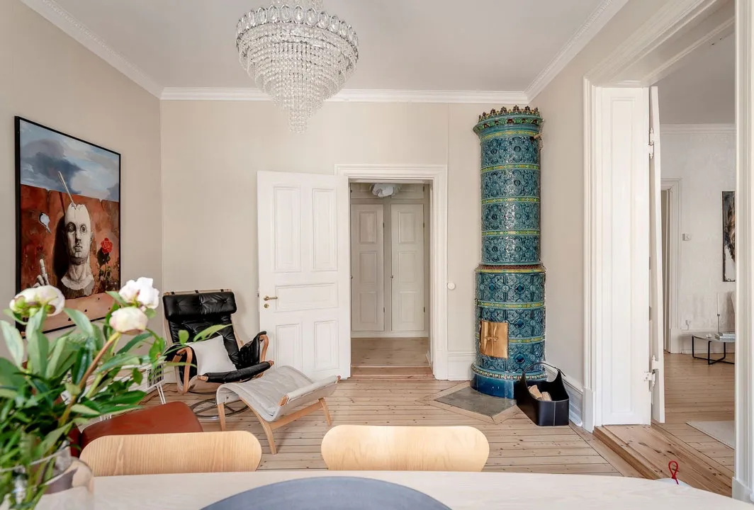 Lebhaftes skandinavisches Apartment mit einem Überfluss an moderner Kunst - Gallery image 6