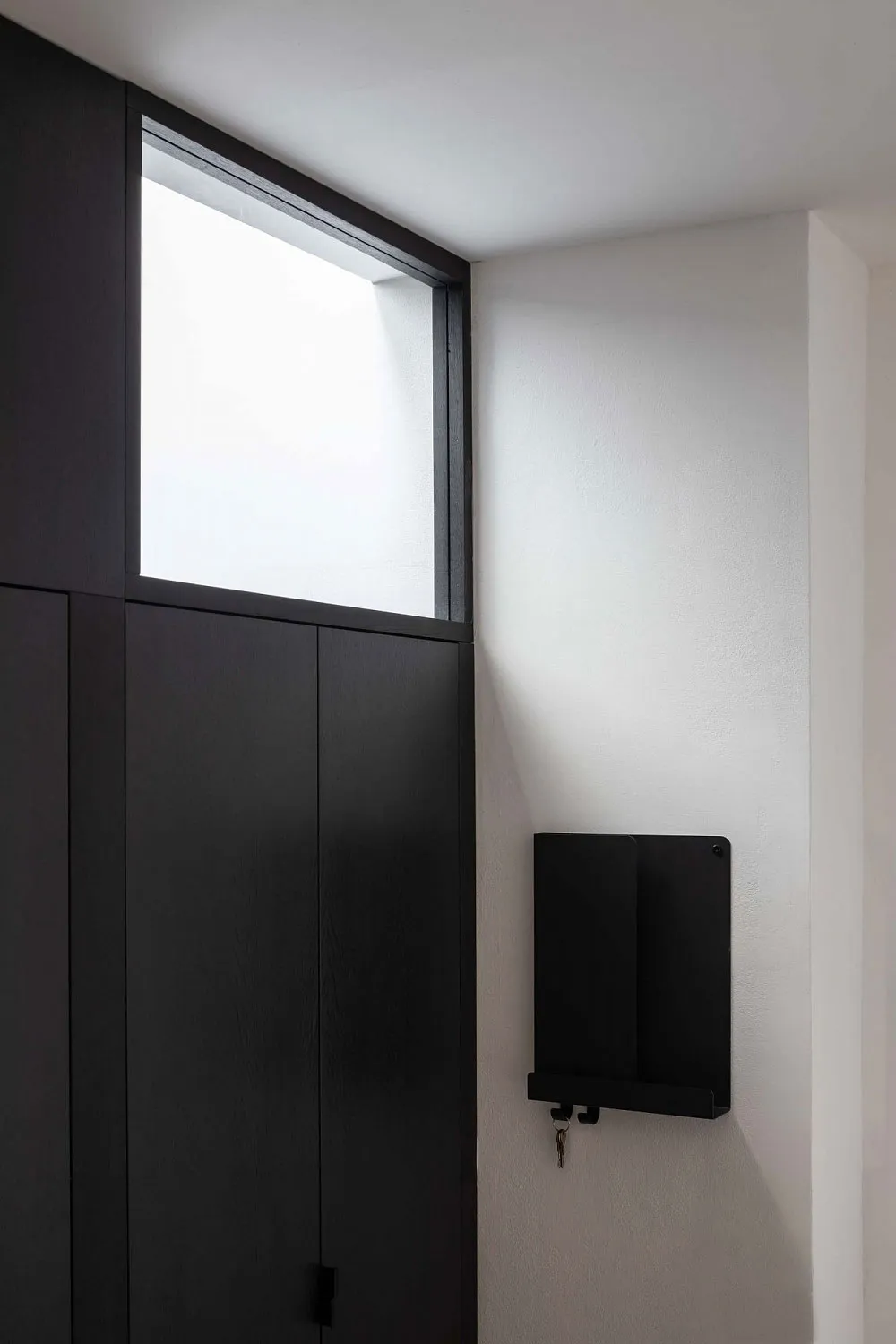 Stylowy czarno-biały loft pod dachem w Przeździku - Gallery image 15