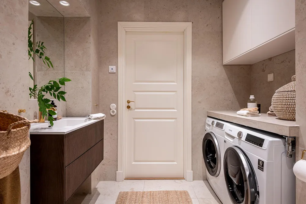 Stylische moderne Interieurs einer schwedischen Wohnung in einem alten Haus - Gallery image 37