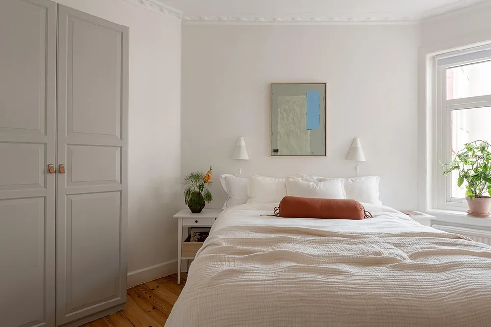 Murs bleus et meubles blancs : appartement à Göteborg (76 m²) - Gallery image 29