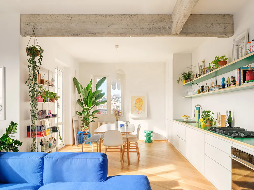 Светлый индустриальный интерьер в Генуе с растениями и яркими вставками - Gallery image 3